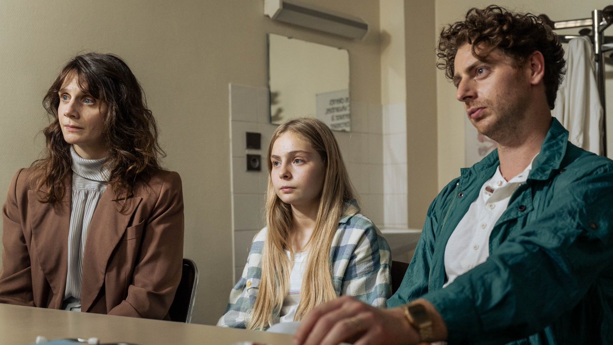 jipe0043's tweet image. Actrice devenue romancière, #IsabelleCarre passe à la réalisation en adaptant sa prose. Avec une générosité qui consiste à s’appuyer sur son expérience personnelle pour en tirer des enseignements universels dans #Lesreveurs. Un film consolateur.
En lire +:
jipezelig.blogspot.com/2025/11/les-re…