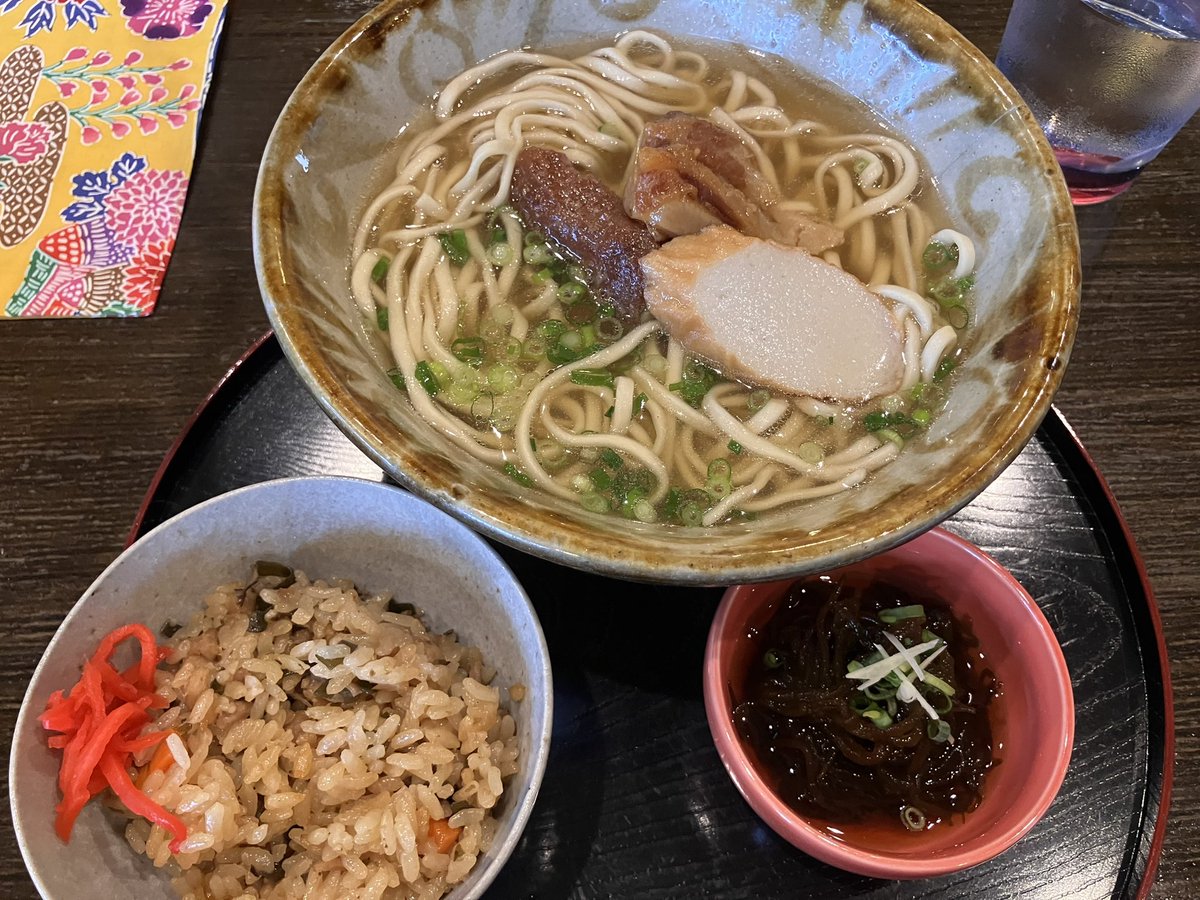 もはや昼飯の写真ぐらいしか撮れてないけど、濃厚な時間を過ごすしております。
今日は久高島へ。