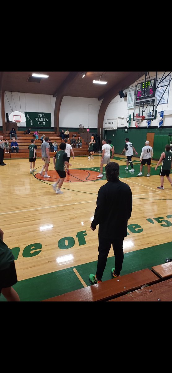 Hebron boys basketball fundraiser a total success and a ton of fun! Thankyou to the old hoopers for coming , great game,  and the kids had a blast !