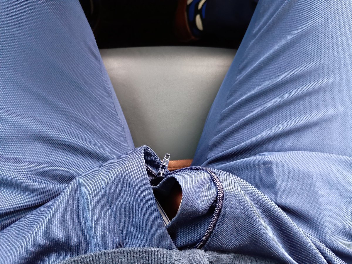 Heating on in my car, but little H is hot🥵

據某__友說是約__西褲🫣