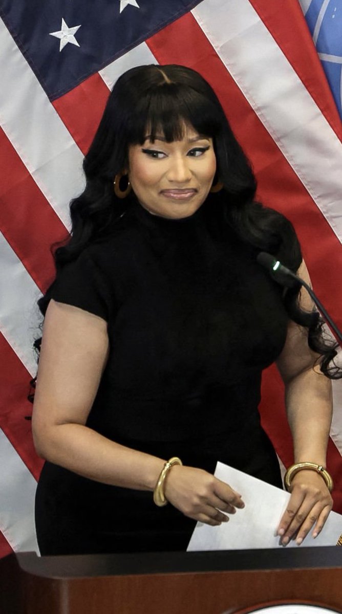 BoujeeNCvnt's tweet photo. Mind you only one of them just gave birth a week ago and it’s not Maga Minaj . Lmaosjsks😂😭😭 https://t.co/RrUYbNIjQw