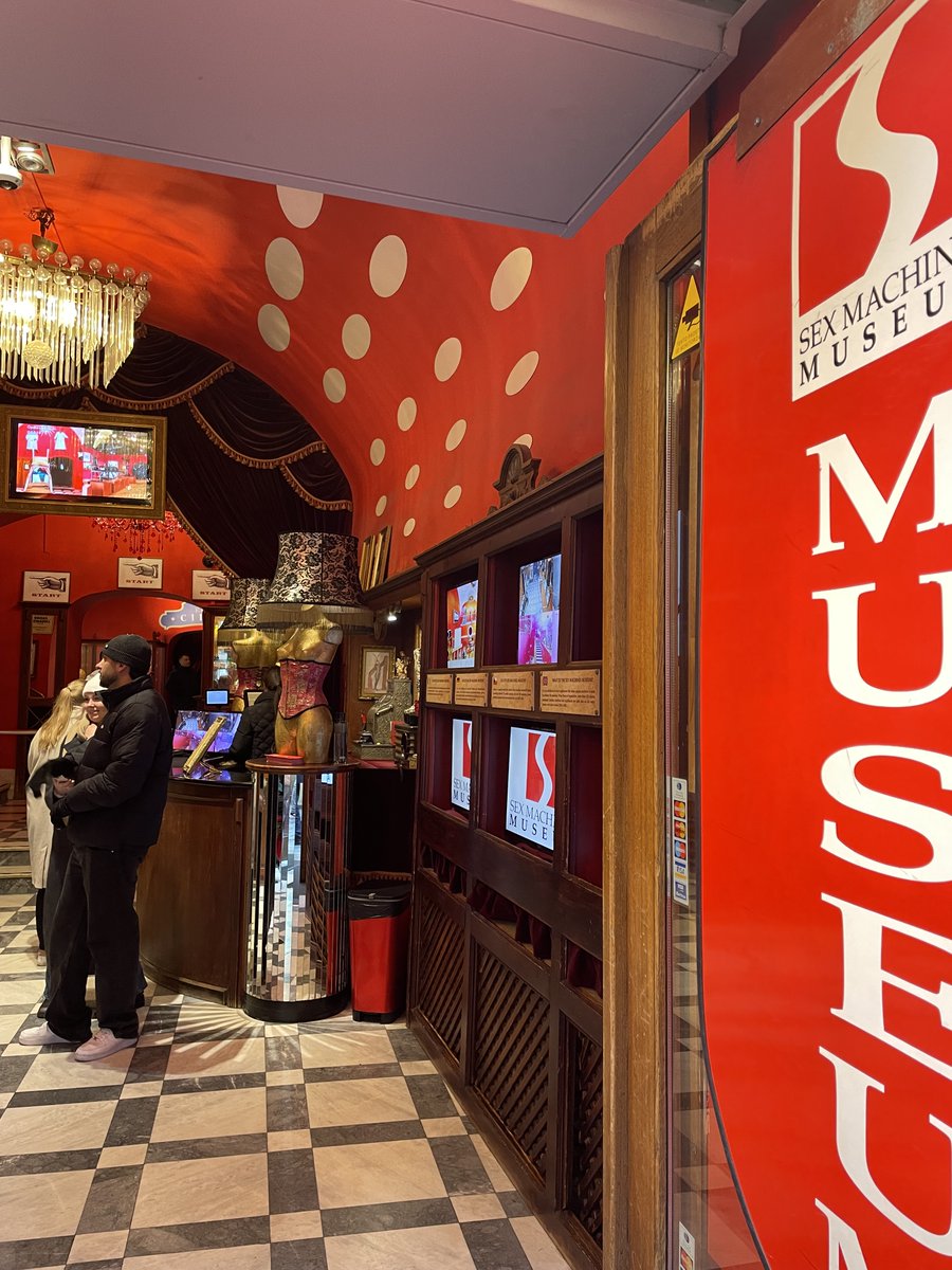 t_echizen's tweet image. カフカ像（59章）
性交機械博物館（2章）
旧新シナゴーグ（9章、ゴーレムの生まれた場所）
共産主義の犠牲者たち（127章）

#PR #プラハ #チェコへ行こう​ #cityofsecrets