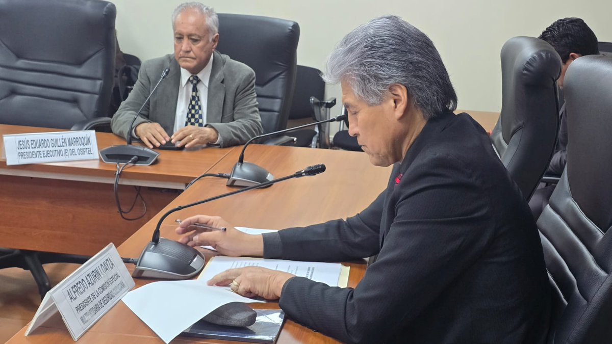 Comesecperu's tweet photo. Jesús Guillén Marroquin,  Presidente Ejecutivo de @OSIPTEL: "Y lo que hacemos nosotros es supervisar que los puntos de venta estén de manera regular. La venta de chips en la calle es un delito, pero falta su reglamentación", expresó el funcionario. https://t.co/gdv4qVaIWD