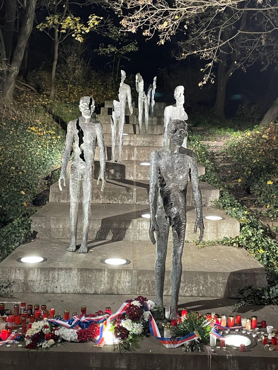 t_echizen's tweet image. カフカ像（59章）
性交機械博物館（2章）
旧新シナゴーグ（9章、ゴーレムの生まれた場所）
共産主義の犠牲者たち（127章）

#PR #プラハ #チェコへ行こう​ #cityofsecrets