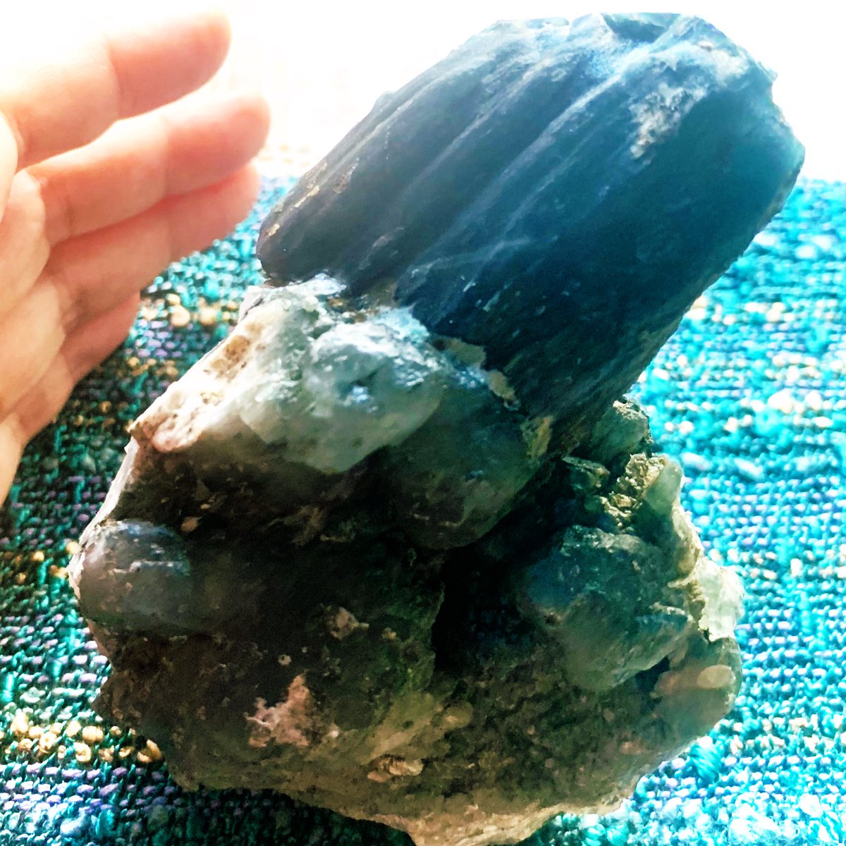 #皆様の手持ちで最大の単結晶を見たい
#手持ちのキワモノ水晶みせて

ザギマウンテン産
リーベカイトインクォーツ母岩付き
HUGE bluequartz
ブルーターラ