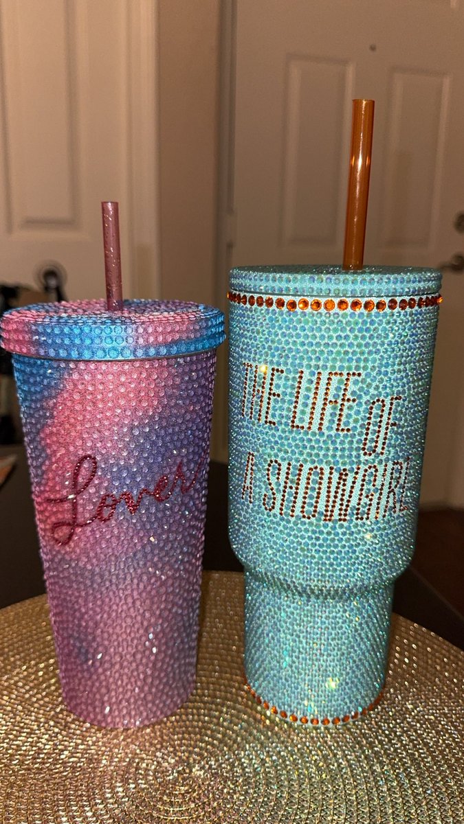 _SydneyMeghan_'s tweet image. Sisters 🫶🏻 @taylornation13 #swiftmas