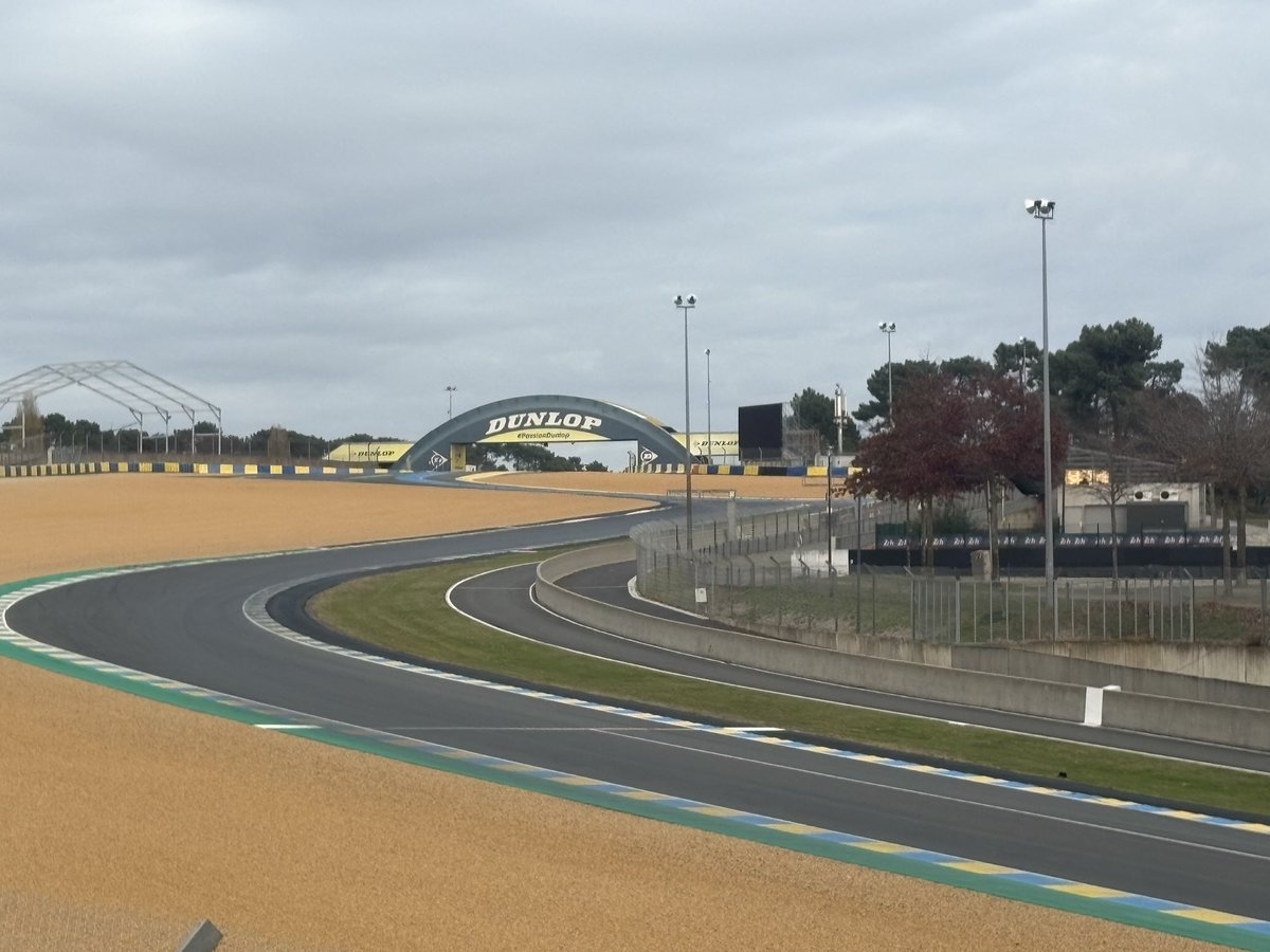 Visita rápida al circuito de la Sarthe, Le Mans. Sabía que me iba a prestar verlo, pero no que tanto. Ver las dunlop, las chicanes… y conducir toda la parte de carretera abierta con triple guardarail, vallas, piano, escapatorias… Alucinante. Recomendadisima visita.