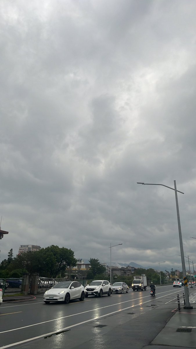 woihaygabe's tweet photo. 嘻嘻
退伍第一天就回宜蘭凹之前的大板磚老闆幫我裝電視牆soundbar
但天氣不嘻嘻 https://t.co/XEKoxiJUGD