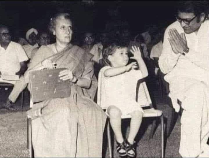 sahu_shersingh's tweet image. इतिहास के झरोखे से..

46 साल पुरानी तस्वीर
जब बंगाल के अंतिम कांग्रेसी मुख्यमंत्री सिद्धार्थ शंकर राय ने पप्पू गांधी से आशीर्वाद लिया था

इसके बाद बंगाल में कांग्रेस एक इतिहास बन कर रह गई..

मॉरल ऑफ़ द स्टोरी:

पप्पू में हुनर तो बचपन से ही था परंतु बंदे ने कभी घमंड नहीं किया.. 😊