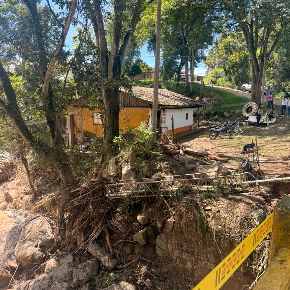👨‍🚒Más de 60 unidades operativas — <a href="/Bomberoscundi/">BomberosCundinamarca</a>, <a href="/PoliciaColombia/">Policía de Colombia</a>, <a href="/COL_EJERCITO/">Ejército Nacional de Colombia</a>, <a href="/DefensaCivilCo/">DefensaCivilColombia</a>, <a href="/cruzrojabogota/">Cruz Roja Bogotá ⛑️🏥</a>   y equipos especializados— continúan las labores de búsqueda por tierra y aire con drones y equipos de rescate en afluentes.