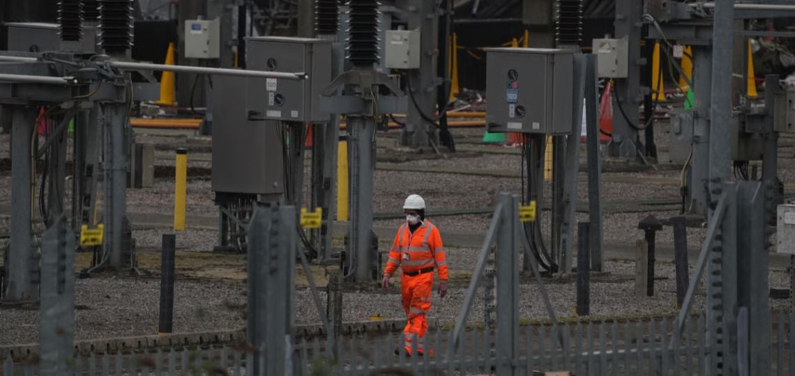 EnergyNewsPro's tweet image. Londres crée une taskforce pour renforcer la résilience énergétique après l’incident de Heathrow: Le Royaume-Uni lance une taskforce dirigée par le ministre de l&apos;Énergie… dlvr.it/TPLS1F #Londres #RésilienceÉnergétique #Taskforce #SécuritéÉnergétique #IncendieHeathrow