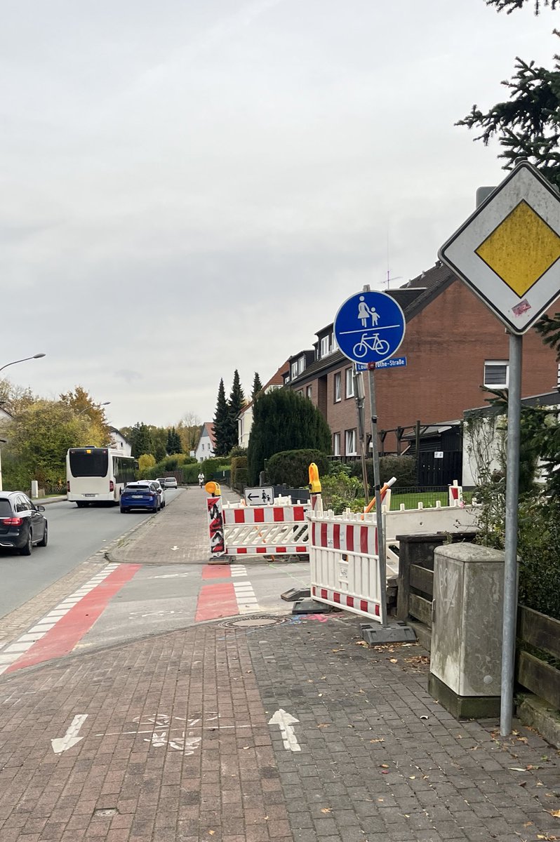 mborfeo's tweet photo. @christianroux Da hab ich auch was… der Radweg hat keine Nutzungspflicht, aber wenn er wegen der Baustelle nur noch halb so breit ist, ist es natürlich total sinnvoll ihn nutzungspflichtig zu machen… https://t.co/2mfC2j8U2R