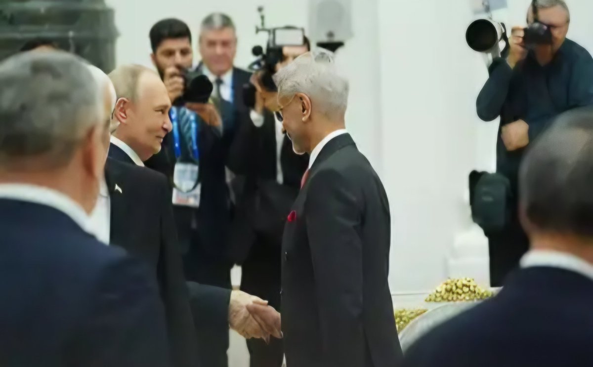 ایس سی او سربراہی اجلاس: جے شنکر کی صدر پیوٹن سے ملاقات، دہشت گردی پر ’زیرو ٹالرنس‘ کی پُرزور اپیل

ماسکو — بھارت کے وزیرِ خارجہ ایس۔ جے شنکر نے ماسکو میں شنگھائی تعاون تنظیم (SCO) کے سربراہی اجلاس کے موقع پر روس کے صدر ولادیمیر پیوٹن سے ملاقات کی، جہاں علاقائی سلامتی، اقتصادی