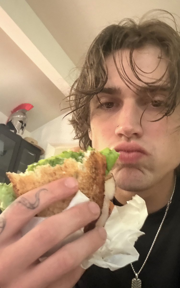 hackerxwright_'s tweet image. Te amo aún que desaparezcas de redes sociales 😭❤️