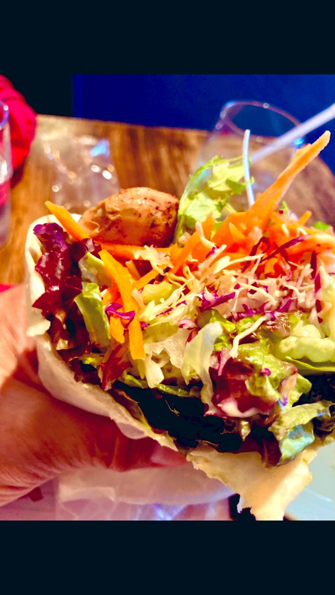 ランチタイムに
行きつけのカフェへ

仕事場に近いこと
時間が無くて
野菜が食べたくなった時
そんな時には助かります

以前はラグビー選手の
リーチマイケルさんが経営するカフェで商店街としてのお付き合いもあったカフェ

なんと！
そのリーチさんがご来店^ ^
久しぶりに世間話に花が咲く