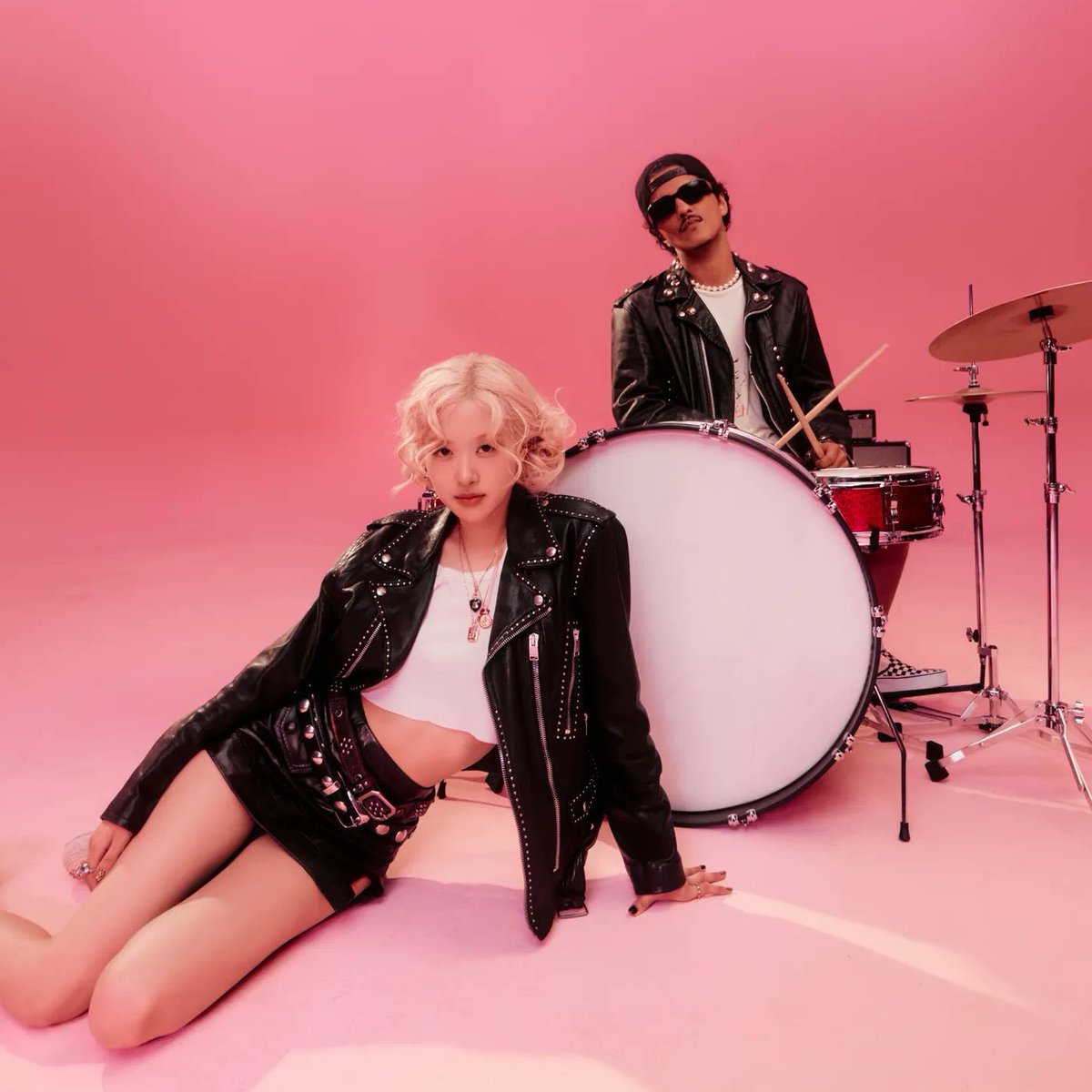 TheePopCore's tweet image. Ariana Grande will sing “APT.” by ROSÉ &amp;amp; Bruno Mars tonight on ‘The Tonight Show starring Jimmy Fallon’.