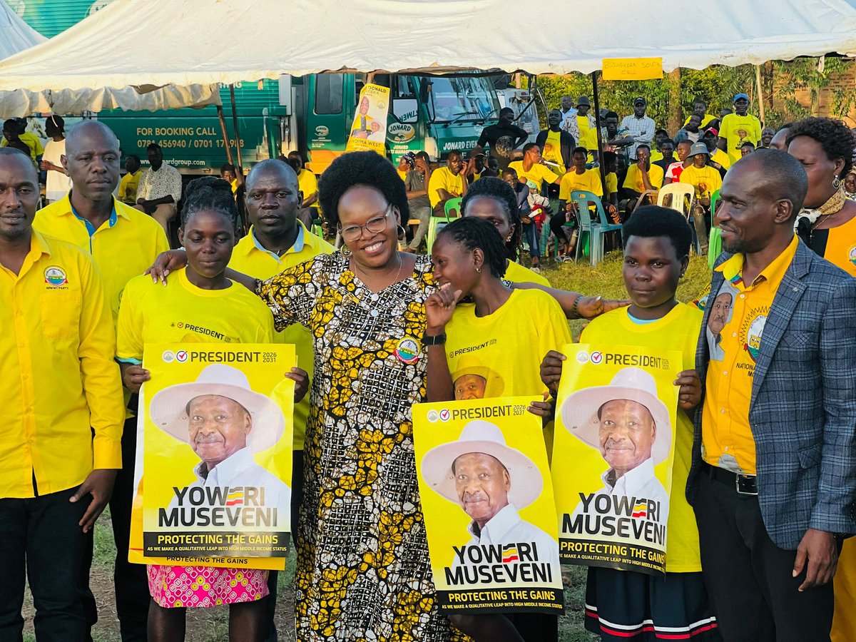Still about yesterday, the ekyoto engagements by the Nrm vice chairman Western region continued in kihukys ward hoima rallying support for there Nrm flag bearers, hon Princess Diana hoima city  and hon Donald bategeka hoima west
There were new concerts too