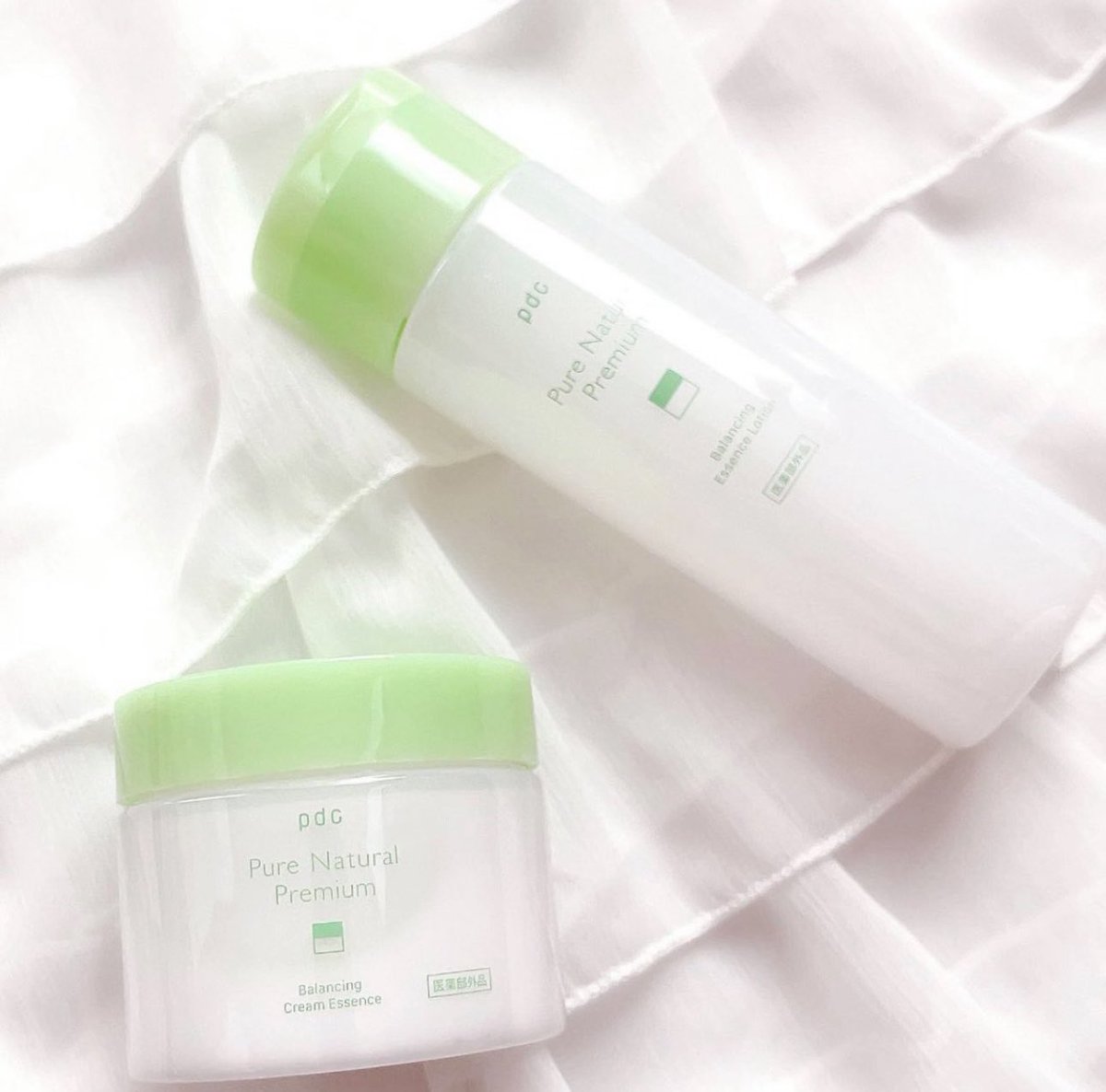 RlhEIv0lS1_YIpZ's tweet image. ニキビ肌で油分少なめ、水分しっかり入れ込みたい日は薬用ピュアナチュラルが最強。
肌荒れを防ぐ医薬部外品でみるみる肌の調子が良くなる。
体調不良でお風呂入れない日も肌だけは潤って綺麗を保てた。プチプラでヒト型セラミドも入っててこりゃ凄い…