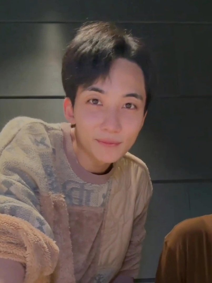 □ single
□ taken
☑ obsessed with jeonghan