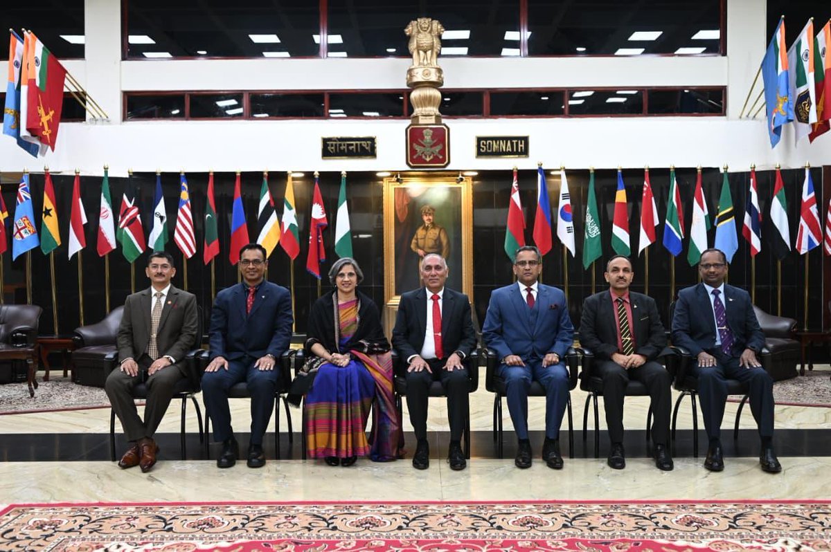 HQ_IDS_India's tweet image. Maya Mirchandani of @AshokaUniv delivered a clear and engaging session at #DSSC_Wellington on #MediaMilitaryRelations. She outlined how narratives have evolved from the Gulf War to #OpSindoor to Ukraine’s live feeds and addressed the ethical challenges of Human Rights reporting.…