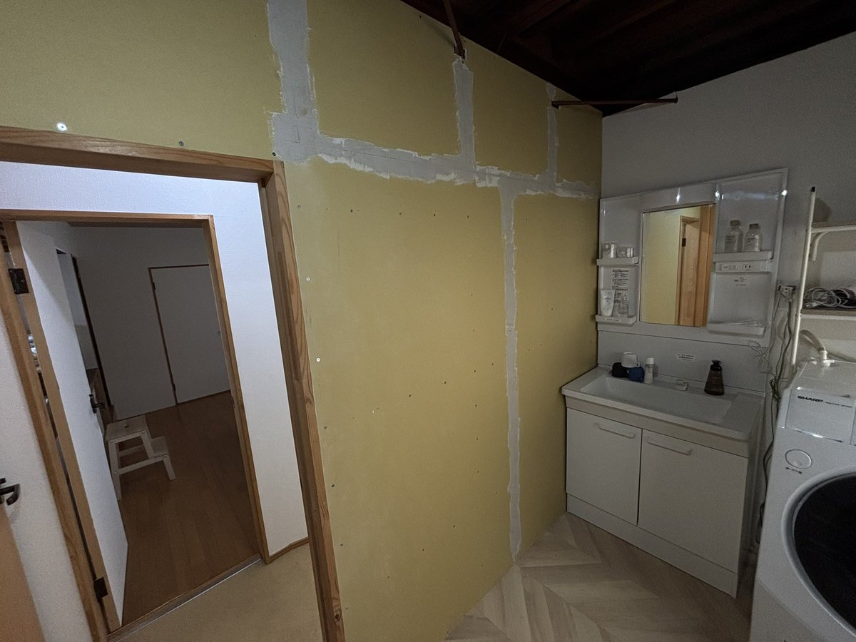 eric7blog's tweet image. 所有物件のメンテナンス🙋🏻‍♂️

剥がれた壁にシーラーを塗って、石膏ボードにはパテを塗った！少しづつだけど、今日も進めているっっ