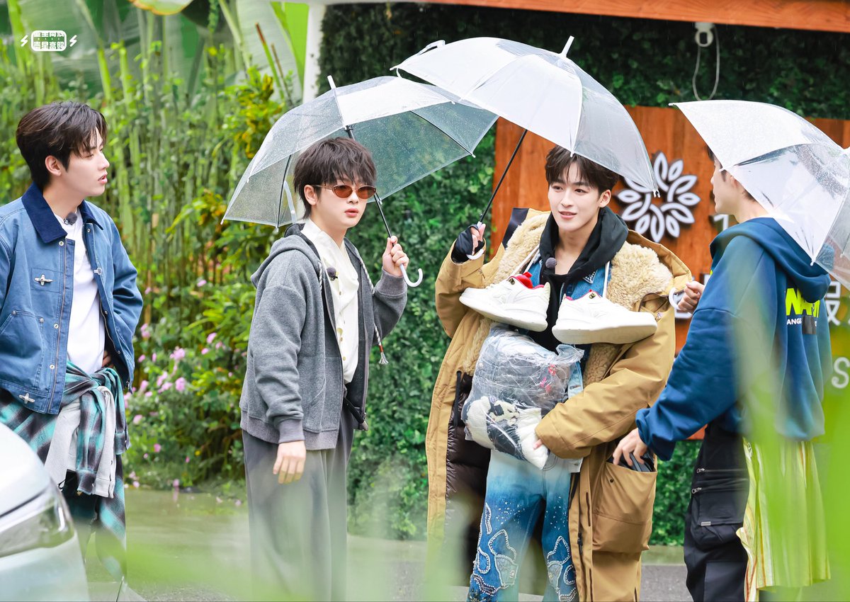 RenhaoTH's tweet photo. 【#WelcometotheMushroomHouse2】19/11/2025 🎥

วาไรตี้ Welcome to the Mushroom House S2 เริ่มถ่ายแล้วค่ะ!บรรยากาศเดิม ผ่านไปหลายปีเมือนไม่มีอะไรเปลี่ยนเลย ⚡️

//พ่อฉันเริ่มเท้าเอว (เตรียมวีน) แล้ว 🤣
©️ 不浪漫预警- ©️ R1SE_壶星高照充电站
#RenHao #任豪 #เหรินหาว #欢迎来到蘑菇屋2 https://t.co/55f2DSmQng