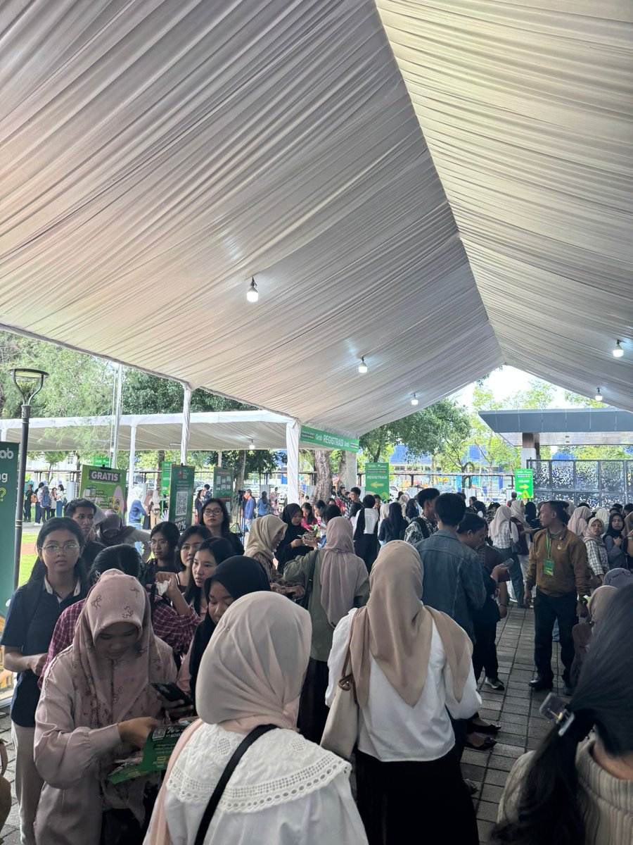jalan sedikit ke arah venue langsung kerasa hawanya rame, soalnya area Grab Generasi Campus Roadshow udah dipadetin anak2 #GenerasiCampus2025 yang sibuk ngobrol, cek lokasi, sama nunggu gate dibuka