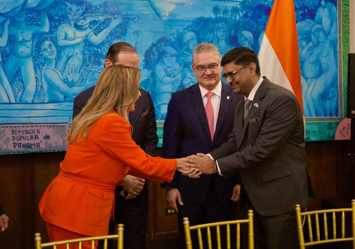 بھارت اور پاناما کے درمیان 5 نئے معاہدوں پر دستخط، عوامی بہبود کے منصوبوں میں بڑی پیش رفت

 بھارت اور پاناما نے دوطرفہ تعاون کو نئی جہت دیتے ہوئے 5 اہم معاہدوں (MoUs) پر دستخط کیے ہیں جن کا مقصد کوئیک امپیکٹ پروجیکٹس (QIPs) کے تحت عوامی فلاح کے فوری اور نظر آنے والے منصوبے شروع