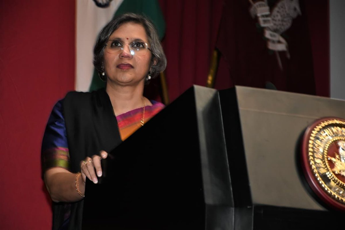 HQ_IDS_India's tweet image. Maya Mirchandani of @AshokaUniv delivered a clear and engaging session at #DSSC_Wellington on #MediaMilitaryRelations. She outlined how narratives have evolved from the Gulf War to #OpSindoor to Ukraine’s live feeds and addressed the ethical challenges of Human Rights reporting.…