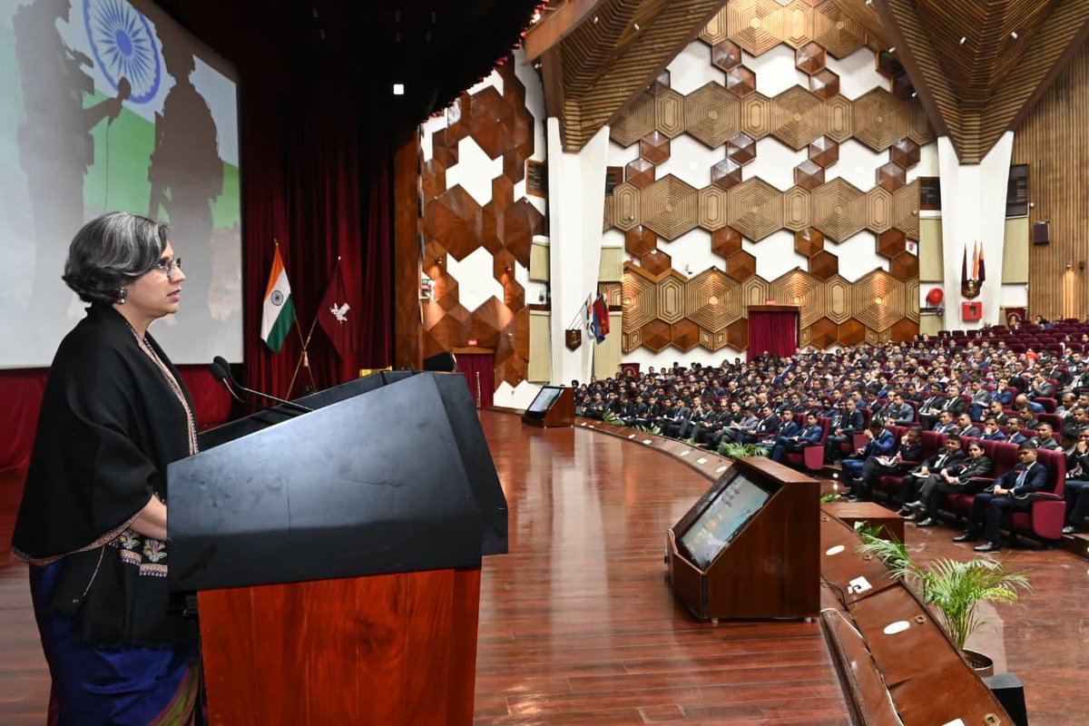 HQ_IDS_India's tweet image. Maya Mirchandani of @AshokaUniv delivered a clear and engaging session at #DSSC_Wellington on #MediaMilitaryRelations. She outlined how narratives have evolved from the Gulf War to #OpSindoor to Ukraine’s live feeds and addressed the ethical challenges of Human Rights reporting.…