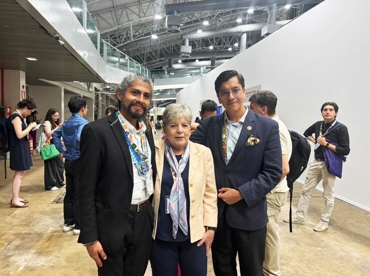Raymundo López y Benjamín Murguía delegados de #UNAImx dialogaron con Alicia Bárcena Ibarra, secretaria de SEMARNAT posterior a su presentación de los NDC 3.0 de México en el segmento de Alto Nivel de la #COP30 #cop30belem