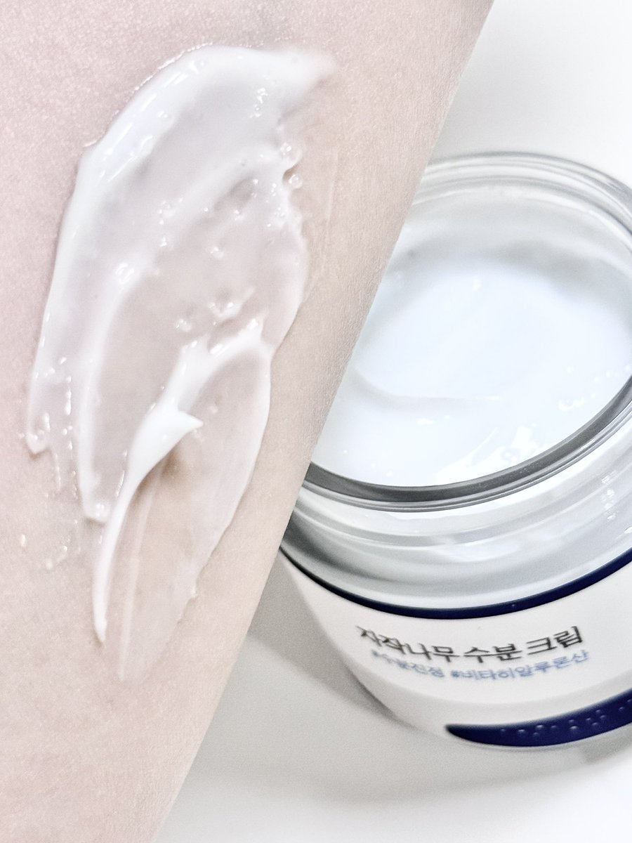 111kemebetter's tweet image. #광고 #RT이벤트 라운드랩 

끈적임 없이 수분감이 가득한 
라운드랩의 자작나무 수분크림 
수분 캡슐이 터지면서 수분을 가득 채워줄 수 있는 포뮬러의 수분 크림이에요 

여러 번 레이어링해도 무겁지 않고 밀림 없는 화잘먹 피부를 만들어 줘서 요즘 메이크업 전에 꼭 써주고 있어요 

#RT추첨 세…