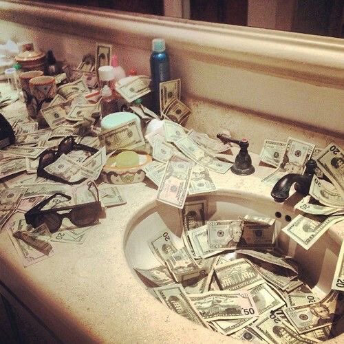 Kitty131826's tweet photo. Too glam to give a damn, just a cute girl counting her blessings (and her bills)! 💖💸 #RichAndAdorable #CuteAndCashy https://t.co/wylZEqM54f