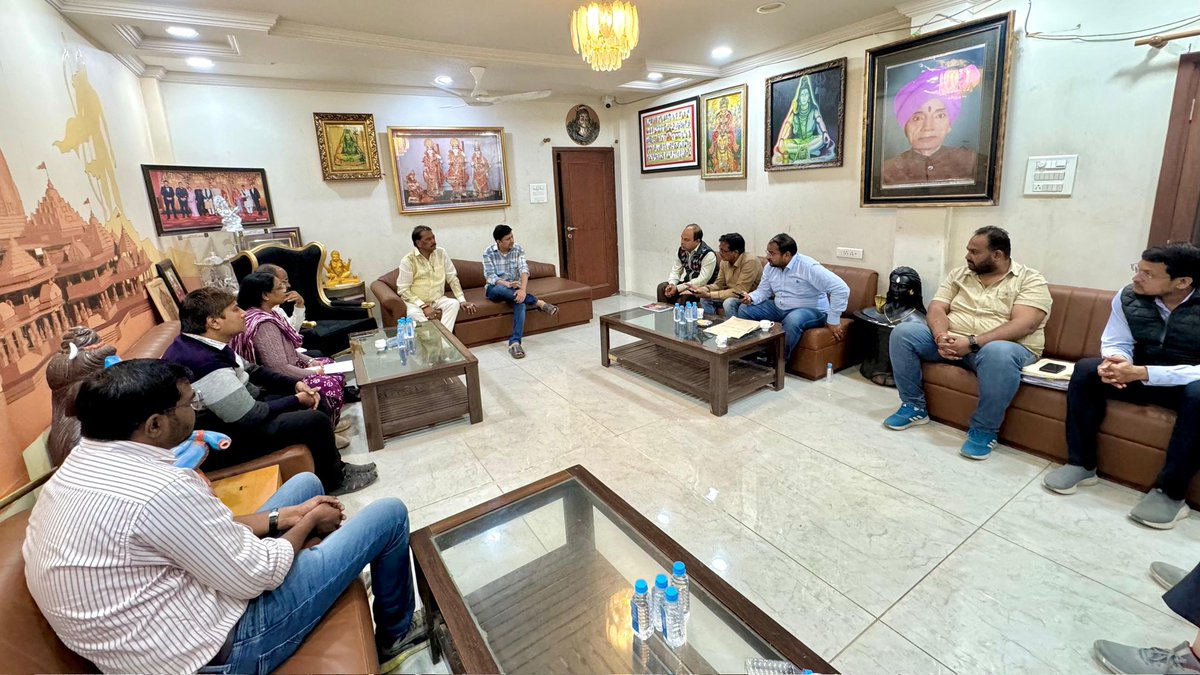 माननीय मंत्री श्री कैलाश विजयवर्गीय जी, महापौर श्री पुष्यमित्र भार्गव जी,जनकार्य प्रभारी श्री राजेंद्र राठौड़ जी एवं नगर निगम के अधिकारियो के साथ विधानसभा 1 में आने वाली मास्टरप्लान की सभी सड़को व प्रमुख विकास कार्यो पर चर्चा की एवं सभी कार्यो के सही क्रियांवन हेतु मंत्री जी का