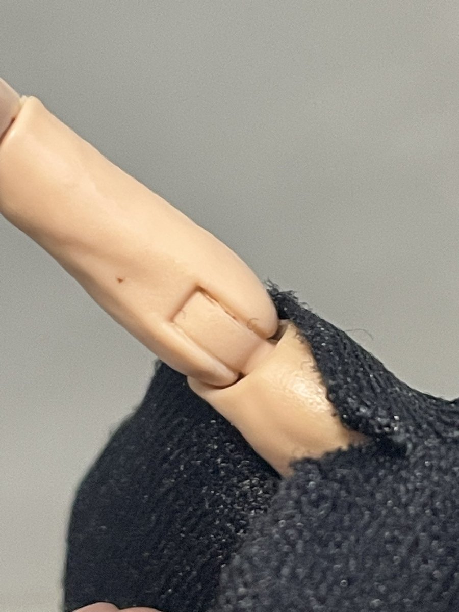 5017Set's tweet image. There's a big problem with my TVC Qimir. The right arm joint wasn't cut open at all, which means the elbow joint can't move at all. Besides, it's missing the stain coating. This makes me very angry and sad.

#tvc #hasbro #starwars