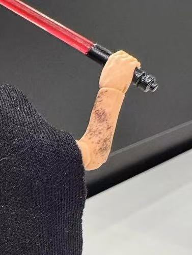 5017Set's tweet image. There's a big problem with my TVC Qimir. The right arm joint wasn't cut open at all, which means the elbow joint can't move at all. Besides, it's missing the stain coating. This makes me very angry and sad.

#tvc #hasbro #starwars