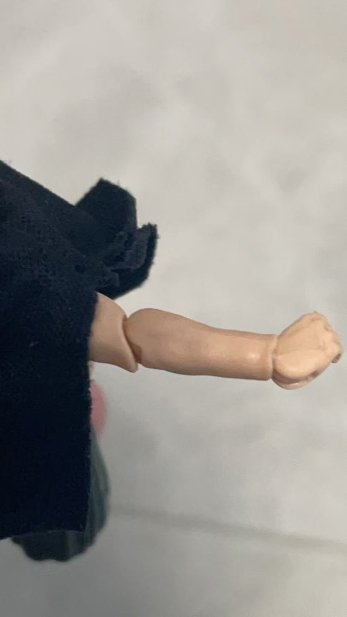 5017Set's tweet image. There's a big problem with my TVC Qimir. The right arm joint wasn't cut open at all, which means the elbow joint can't move at all. Besides, it's missing the stain coating. This makes me very angry and sad.

#tvc #hasbro #starwars