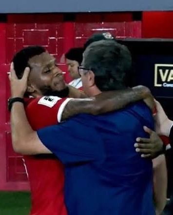 🇸🇻⚽️ Las dos caras de la moneda:

👈 Entre lágrimas, Reinaldo Rueda pide perdón a la gente de Honduras.

👉 Del otro lado, un abrazo de felicidad.

El contraste duele.
Las imágenes hablan solas.