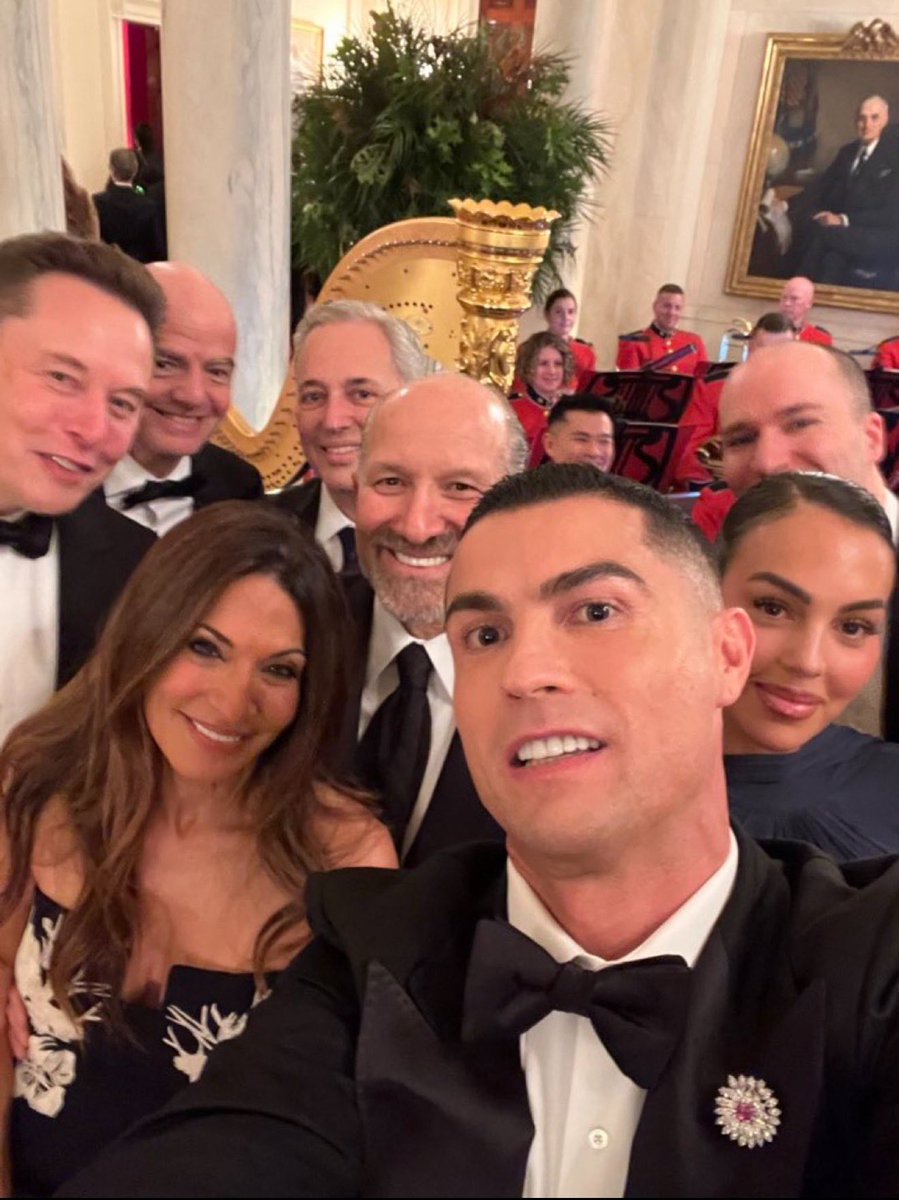 nicksortor's tweet image. 🔥 A freaking LEGENDARY photo was taken at the White House tonight with @Cristiano Ronaldo, @ElonMusk, @DavidSacks, and more

All-stars are regular visitors at the Trump White House nowadays.