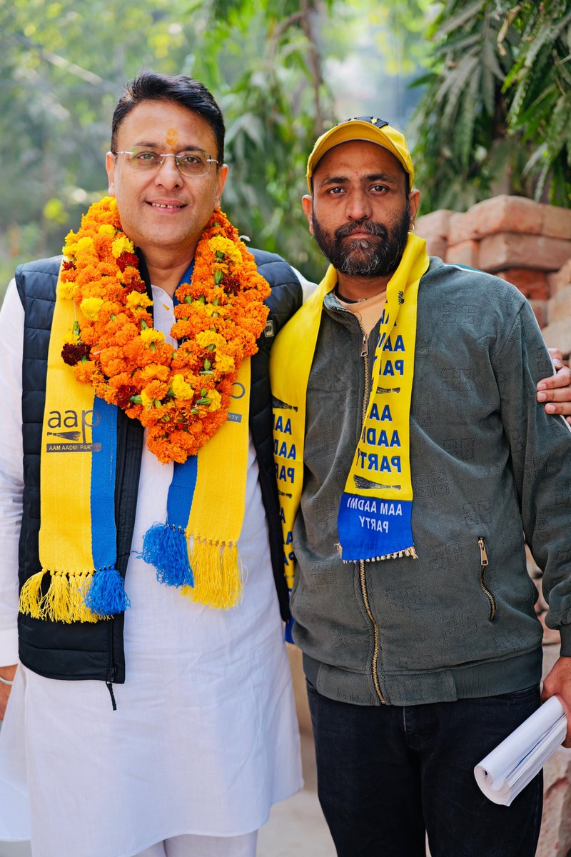 RajanAroraAAP's tweet photo. 📍जनसंपर्क - नारायणा वार्ड-139
👉 30 नवंबर को झाड़ू के निशान वाला 1 नंबर बटन दबाकर ईमानदार राजनीति और वास्तविक विकास को जीत दिलाएं। 🧹
#JanSampark #LohaMandi #SoniaGandhiCamp #AAP #RajanArora #VoteForJhaadu #MCDBypoll #Ward139
@ArvindKejriwal @ipathak25 https://t.co/Ub90X35A6C