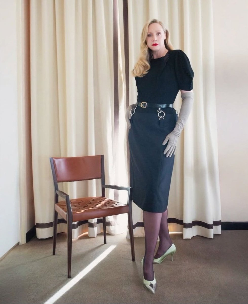 sorry i know we are still crashing out bc of the recent look, but i found another pic of this outfit that i haven't seen before (pls don't yell at me again) and i am here again to scream at the top of my lungs that WE SHOULD NOT MOVE ON FROM IT EVER

ok tnx :)