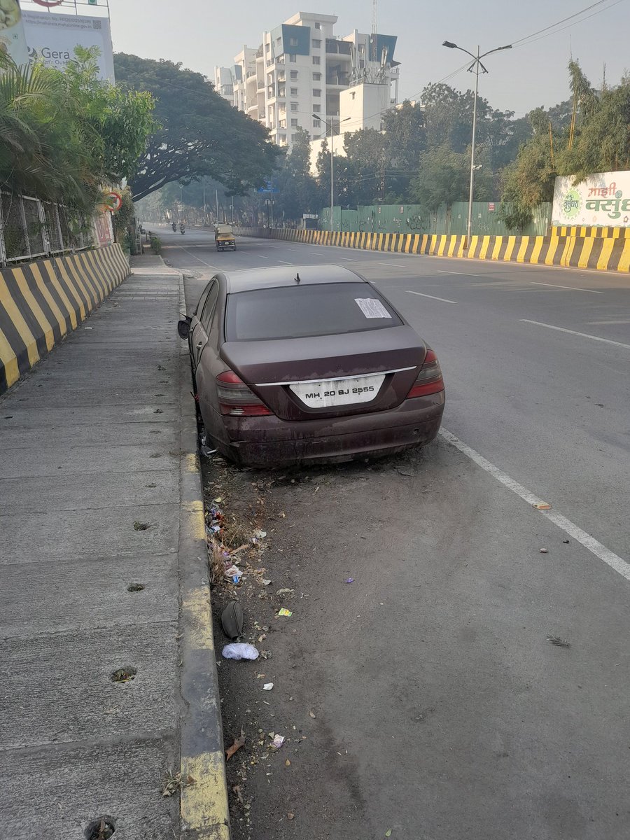 Makarand_S's tweet image. This car has been abandoned on the bridge crossing the river near DMart Aundh. It&apos;s been there for months now. 

@PuneCityPolice , @CPPuneCity in case you missed it.