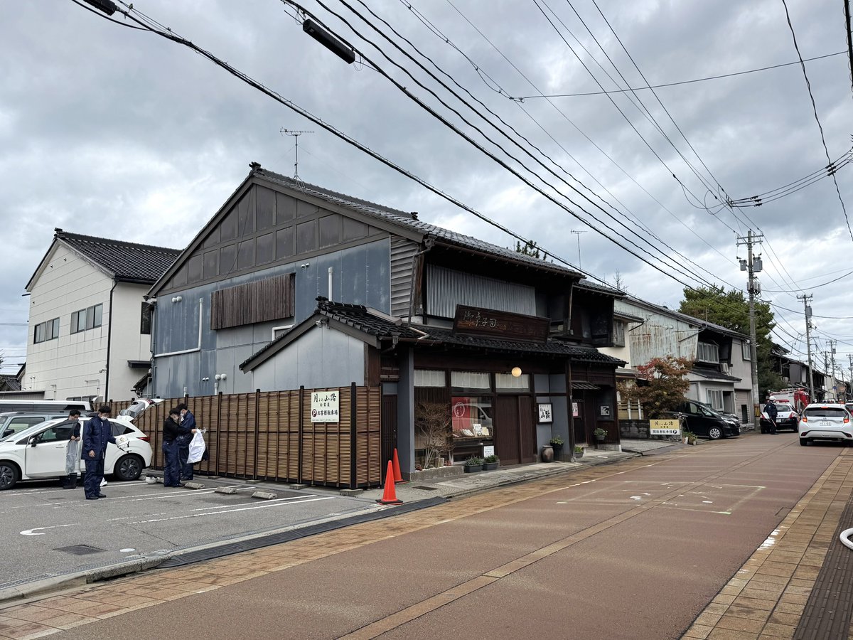 matsubaya1852's tweet image. 【営業に関して】

11月19日
松葉屋本店は営業を再開しました。

しかしながら近隣の火事に伴い羊羹の製造、出荷に遅れが生じており、月よみ山路が品薄となります。
お客様、お取引先様各位にはご迷惑をおかけしますが、何卒ご理解のほどよろしくお願いいたします。…