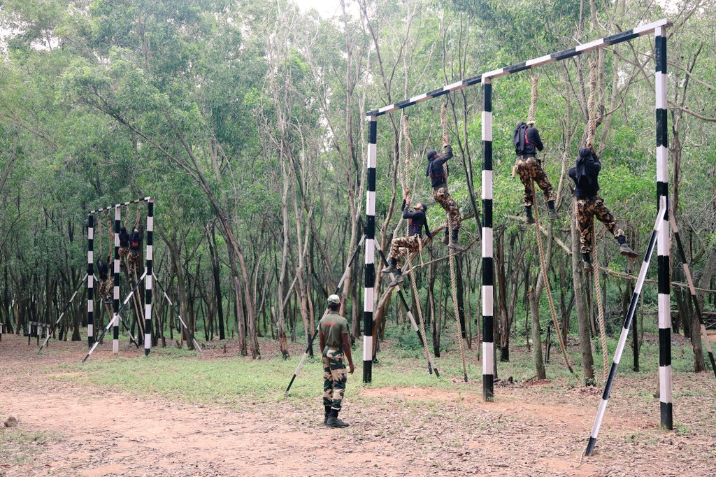 stcbsfbangalore's tweet image. सीमा सुरक्षा बल - सर्वदा सतर्क    
Irrespective of condition one is fighting in,  never let target miss from observation.
जीवनपर्यन्तकर्त्तव्य
Training activities
@BSF_India
@BSF_ANO_Command