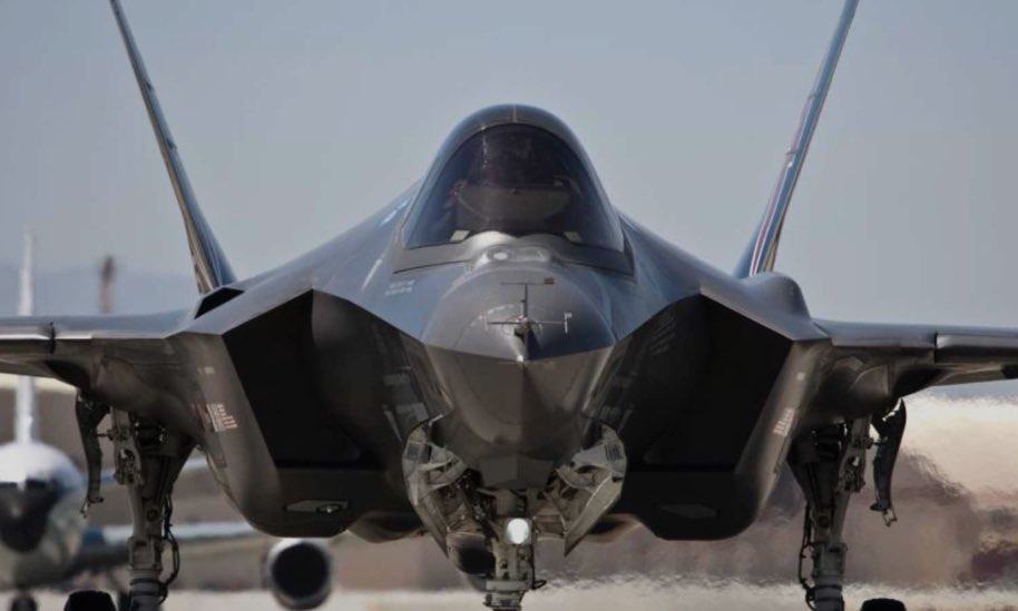 نباهي بك العالم و نفخر يا بو سلمان
لنا الفخر و المنة من  الخالق  الوالي

بعد جبتها يفداك هالكون يا كحيلان 
يا  قائد  تطورنا  من  الجال  للجالي

#نباهي_بك_العالم_يابو_سلمان