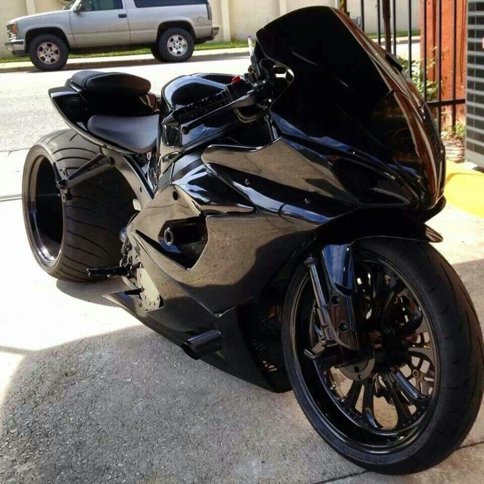 Moto_History's tweet image. This blacked out Suzuki GSXR with the 300mm back tire looks menacing, super slick, and fluid!  #sportbike  #streetracer  #sizuki  #supersport  #motorcyclestyle