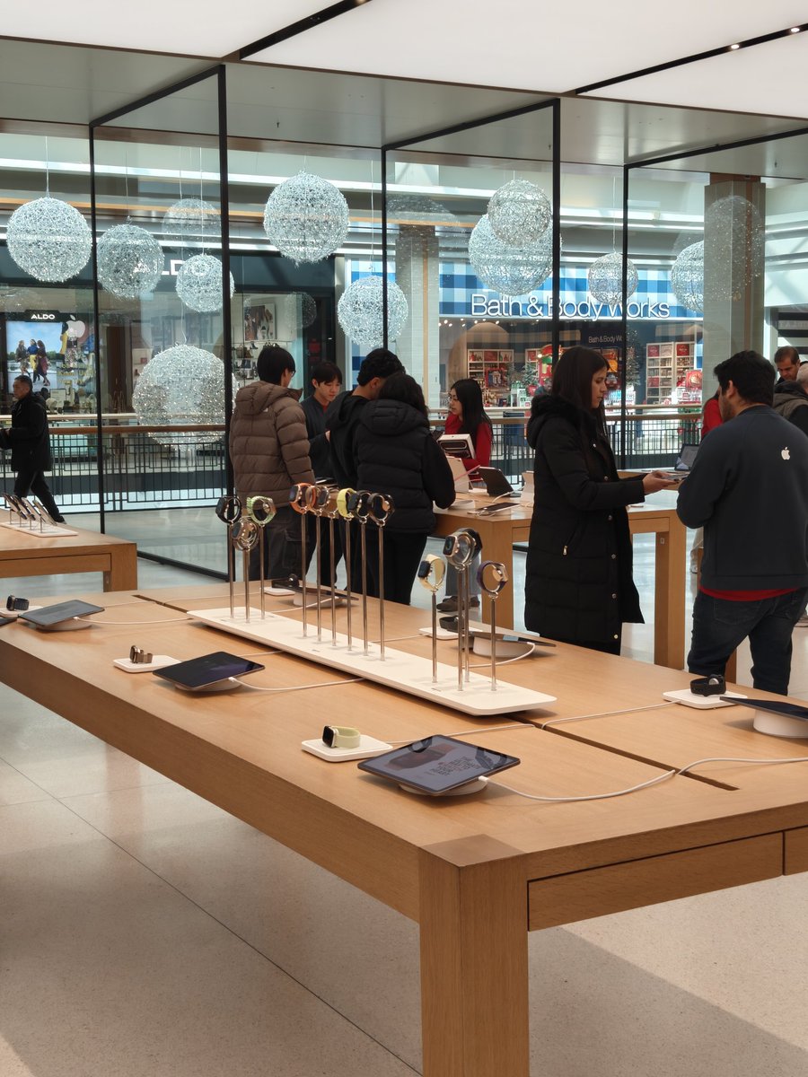 RjeyTech's tweet image. I don&apos;t get the people saying the OnePlus 15 has bad cameras.

This is pretty damn good.