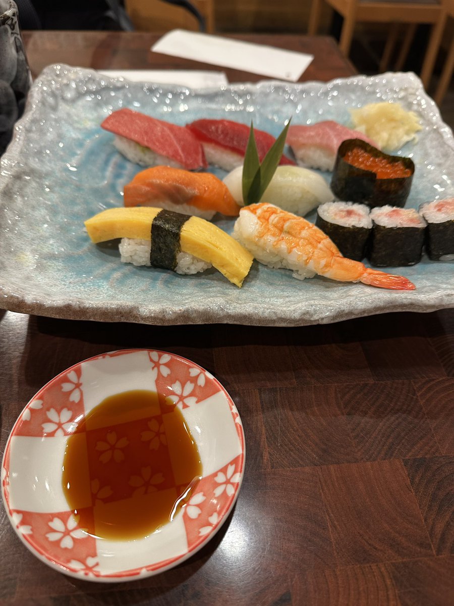minocchi28's tweet photo. ひさひさに寿司屋のランチ行ったら値上がりしてた。コメの価格高騰の影響らしい。
それ思うとサイゼは最強だな（笑）
ランチ時サイゼ行くとご老人の多さに驚くけど納得のCPww

しばらくココ放置してたけど少しずつ再開します。 https://t.co/e9TRV53Ude