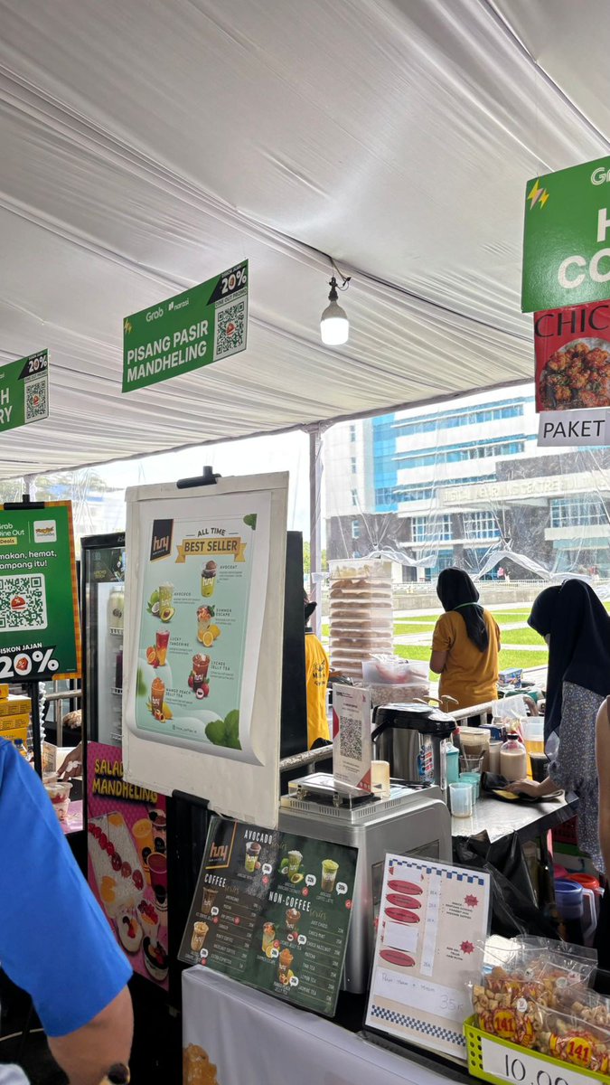 belum masuk gate tapi antusiasnya udah tinggi, area Grab Generasi Campus Roadshow penuh sama yang cari spot foto dan kulineran dari grabfood bazaar #GenerasiCampus2025
