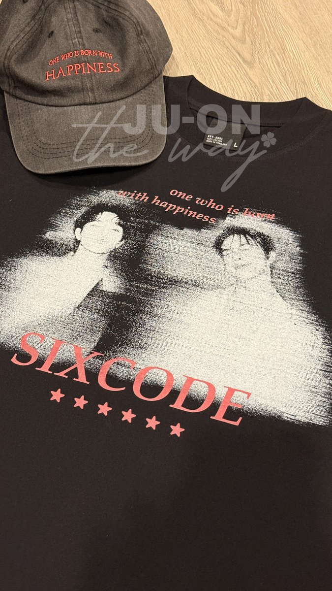 juonkimhae's tweet image. ˚◞♡ #SIXCODE

— มาแร้ว! ตัวเสื้อหนาๆ ผ้าคอตตอน 100% ซักแล้วดูท่าน่าจะไม่ย้วย สกรีนสีดูแน่นอยู่แต่ไม่ได้เป็นนูนๆ นะ สั่งไซส์ L มาดูยาวมาก แต่นี่ชอบใส่เป็นโอเวอร์ไซส์พอไหวอยู่ กับคอเสื้อสั้นไปหน่อย แอบติดคอ ส่วนหมวกของจริงนุ่มๆ ทิ้งตัวไม่ได้แข็ง ชอบมากไม่คับหัว 💜

#juonzxmybabe